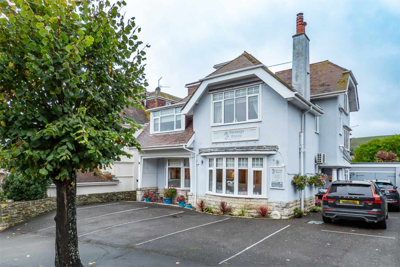 Hotel for sale in Swanage, Dorset - A beautifully presented detached guest house for sale