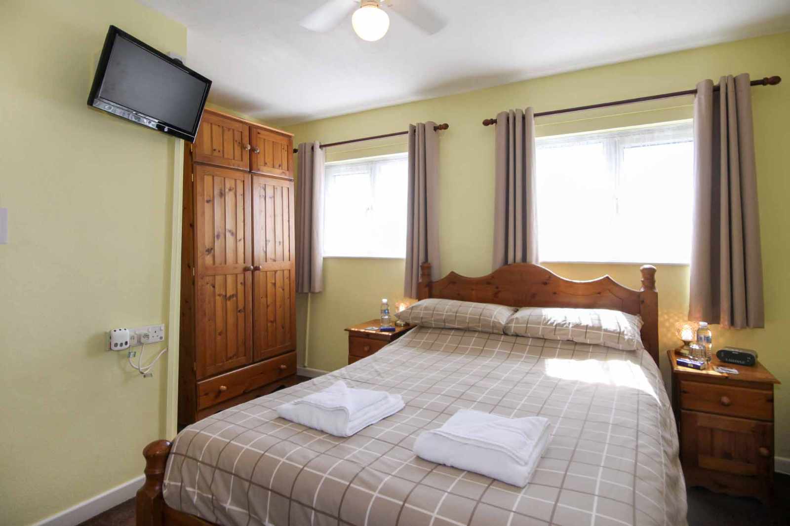 An Ideally Located 7/8 Bedroom Guesthouse For Sale