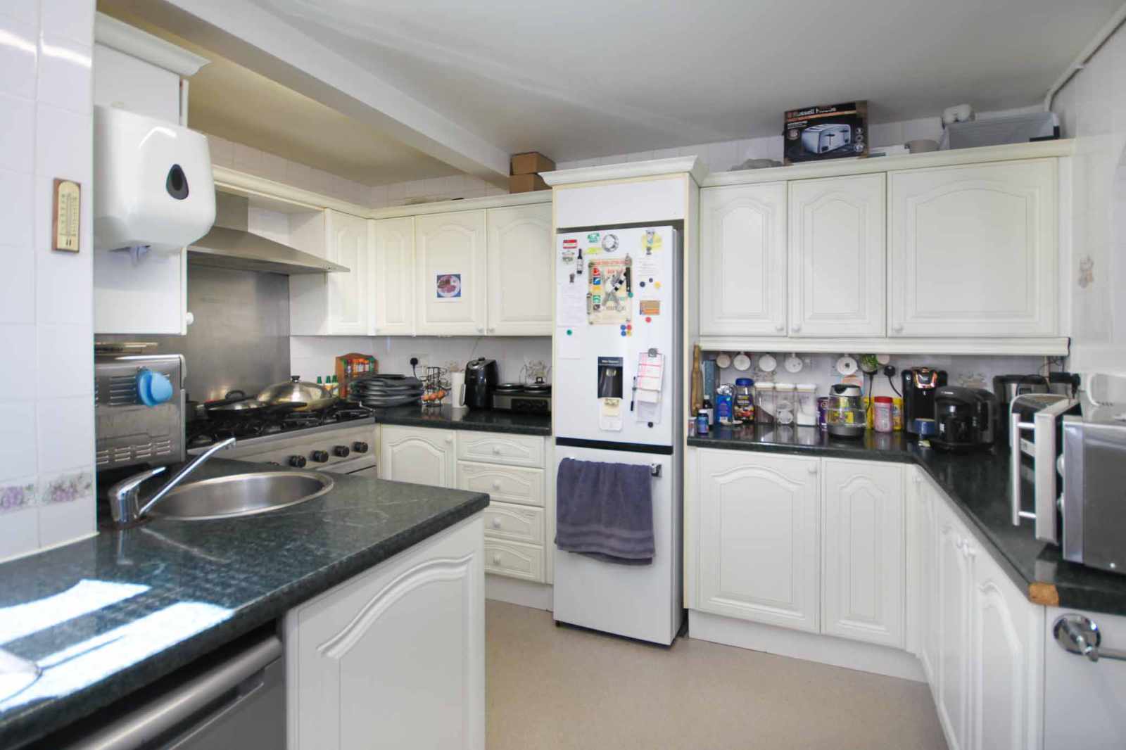 An Ideally Located 7/8 Bedroom Guesthouse For Sale