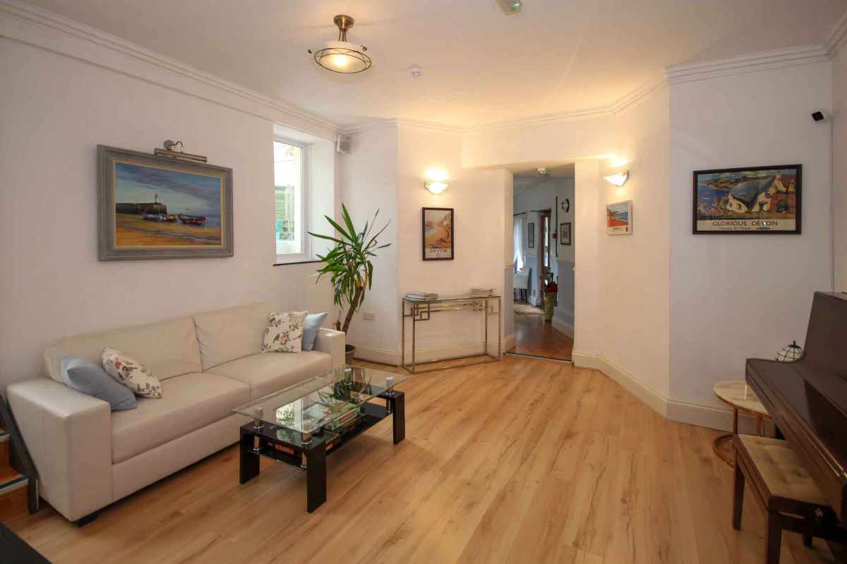 Hotel for sale in Torquay, Devon - A fantastic, well-presented 8 En-Suite Bedroom Guesthouse For Sale