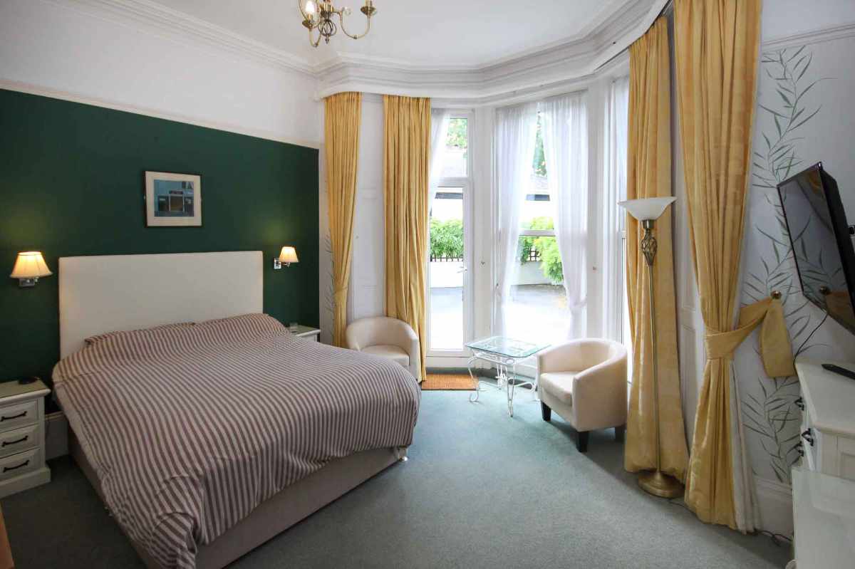 Hotel for sale in Torquay, Devon - A fantastic, well-presented 8 En-Suite Bedroom Guesthouse For Sale