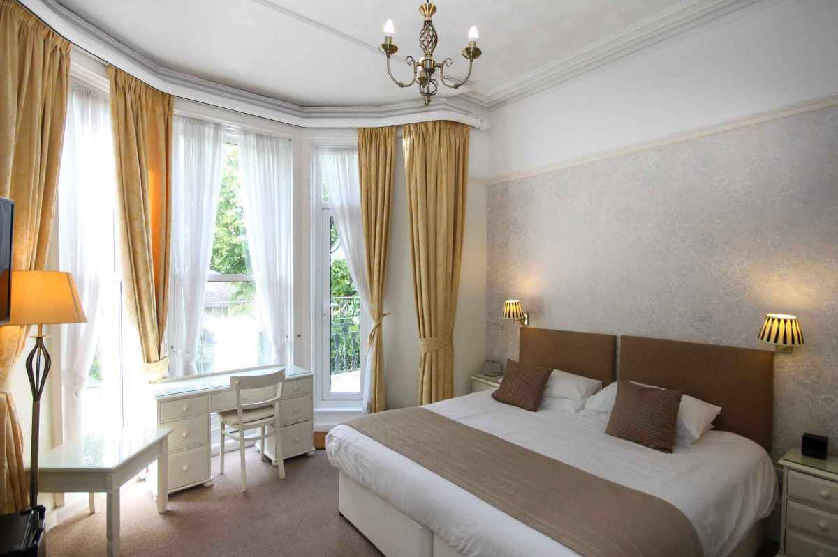 Hotel for sale in Torquay, Devon - A fantastic, well-presented 8 En-Suite Bedroom Guesthouse For Sale