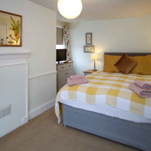 Commercial property for sale in Dartmouth, Devon - A Pretty 3 Bedroomed Grade 2 Listed Merchants House