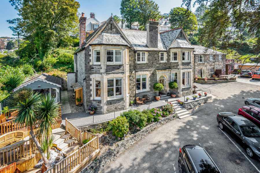 A Stunning & Luxurious 7-Bedroom Manor House