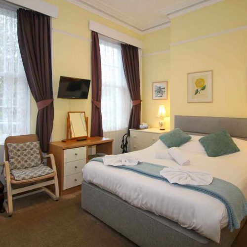 Hotel for sale in Torquay, Devon - A Wonderfully Positioned 6 en-suite Bedroom Guest House