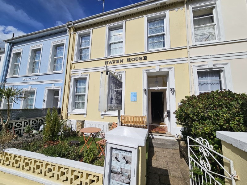 A Wonderfully Positioned 6 en-suite Bedroom Guest House