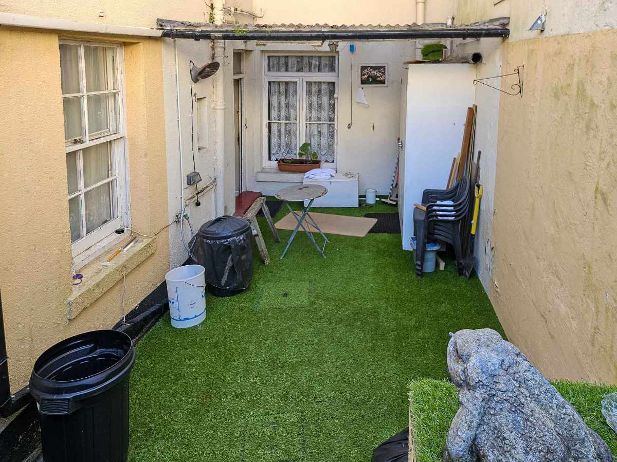 A wonderfully located 6 en-suite bedroom Guest House