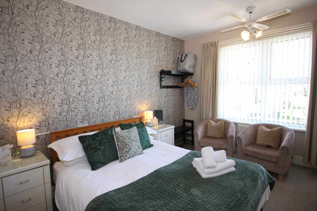 Hotel for sale in Paignton, Devon - A Beautifully Presented 7 en-suite bedroom guest house