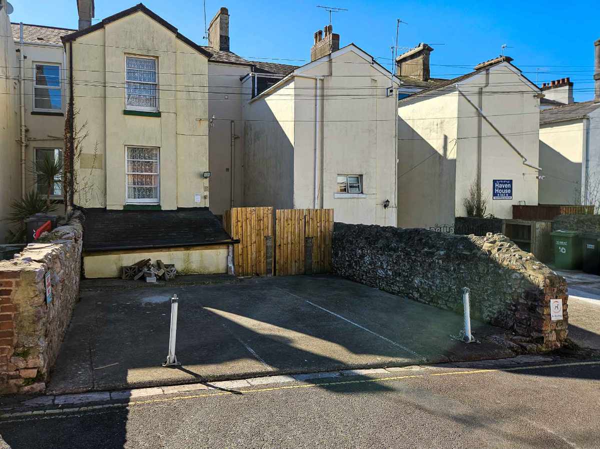 A wonderfully located 6 en-suite bedroom Guest House