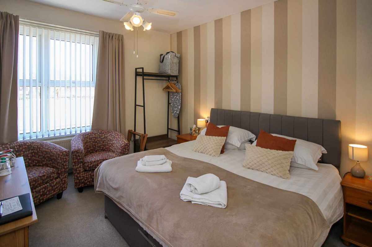 Hotel for sale in Paignton, Devon - A Beautifully Presented 7 en-suite bedroom guest house