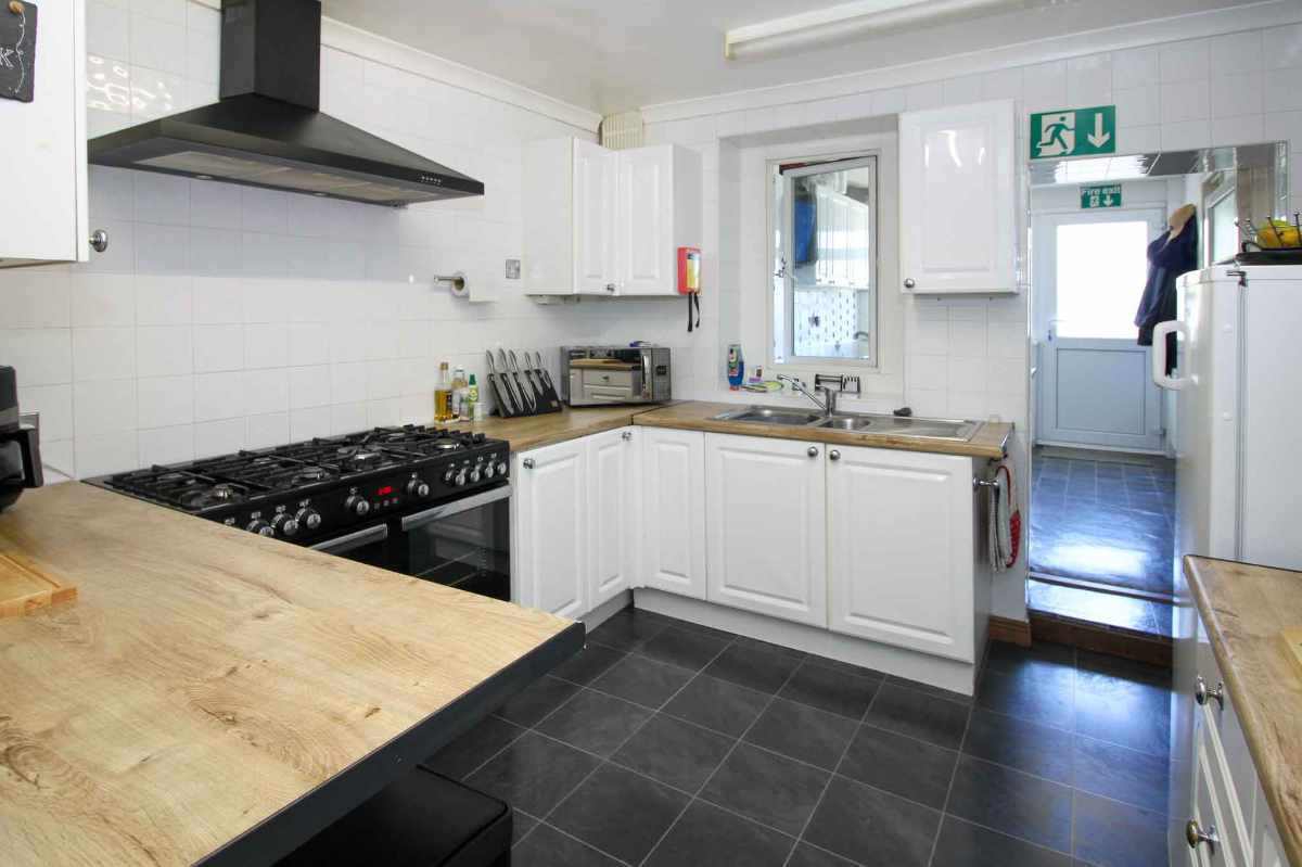 Hotel for sale in Paignton, Devon - A Beautifully Presented 7 en-suite bedroom guest house