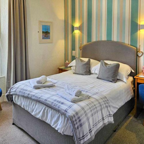 Hotel for sale in Paignton, Devon - A Beautifully Presented 7 en-suite bedroom guest house