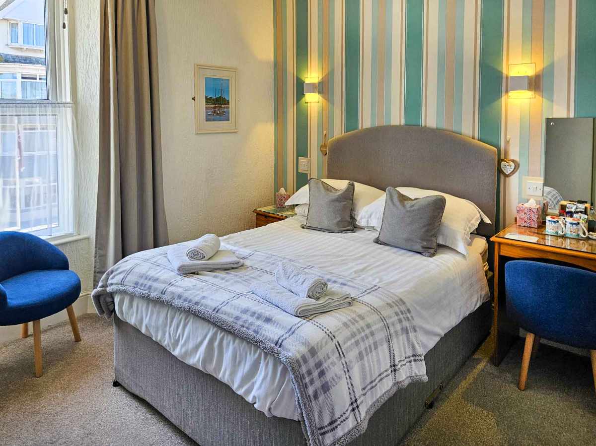 Hotel for sale in Paignton, Devon - A Beautifully Presented 7 en-suite bedroom guest house