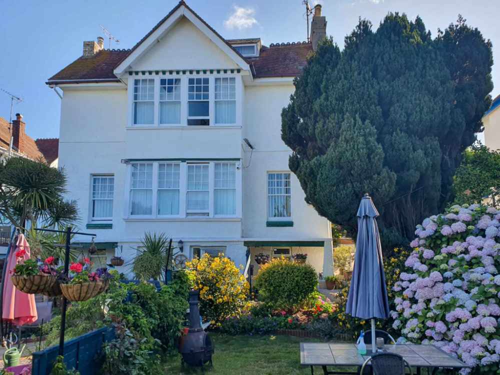 An Attractive Detached Property With 7 Flats, Low-Maintenance Investment