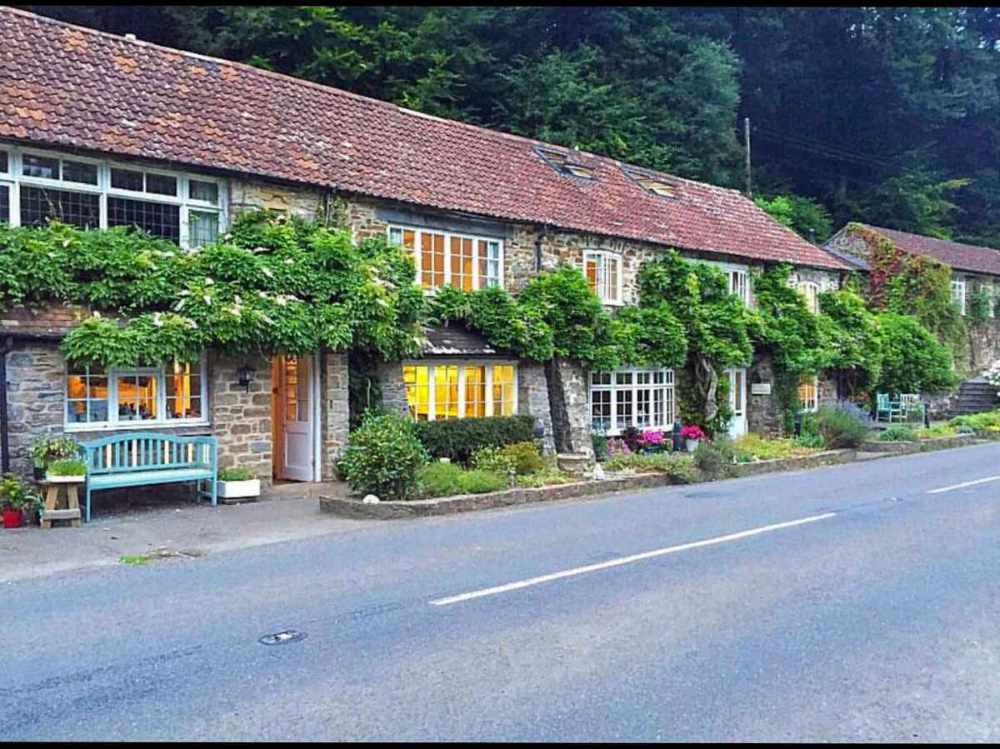 A Stunning 8 bed property, previously operated as a guest house with tea rooms
