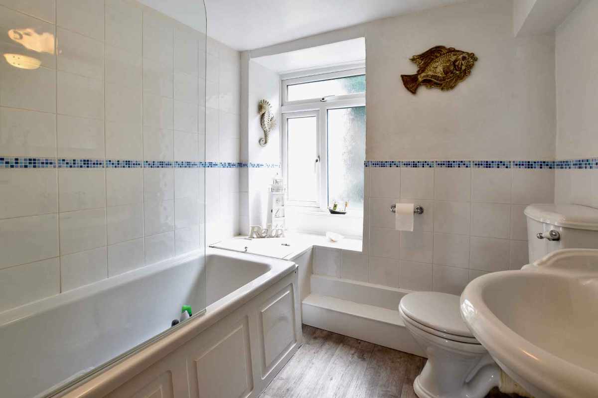 A Beautifully Presented 5-bedroom ‘wow-factor’ guest house with Exceptional Forward Bookings
