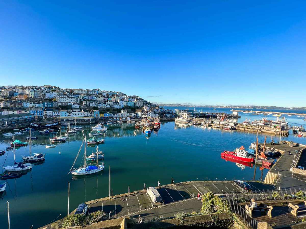 A Beautifully Presented 5-bedroom ‘wow-factor’ guest house with Exceptional Forward Bookings