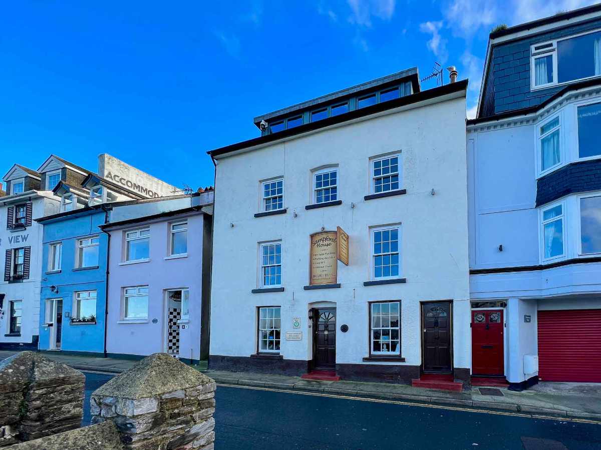 A Beautifully Presented 5-bedroom ‘wow-factor’ guest house with Exceptional Forward Bookings