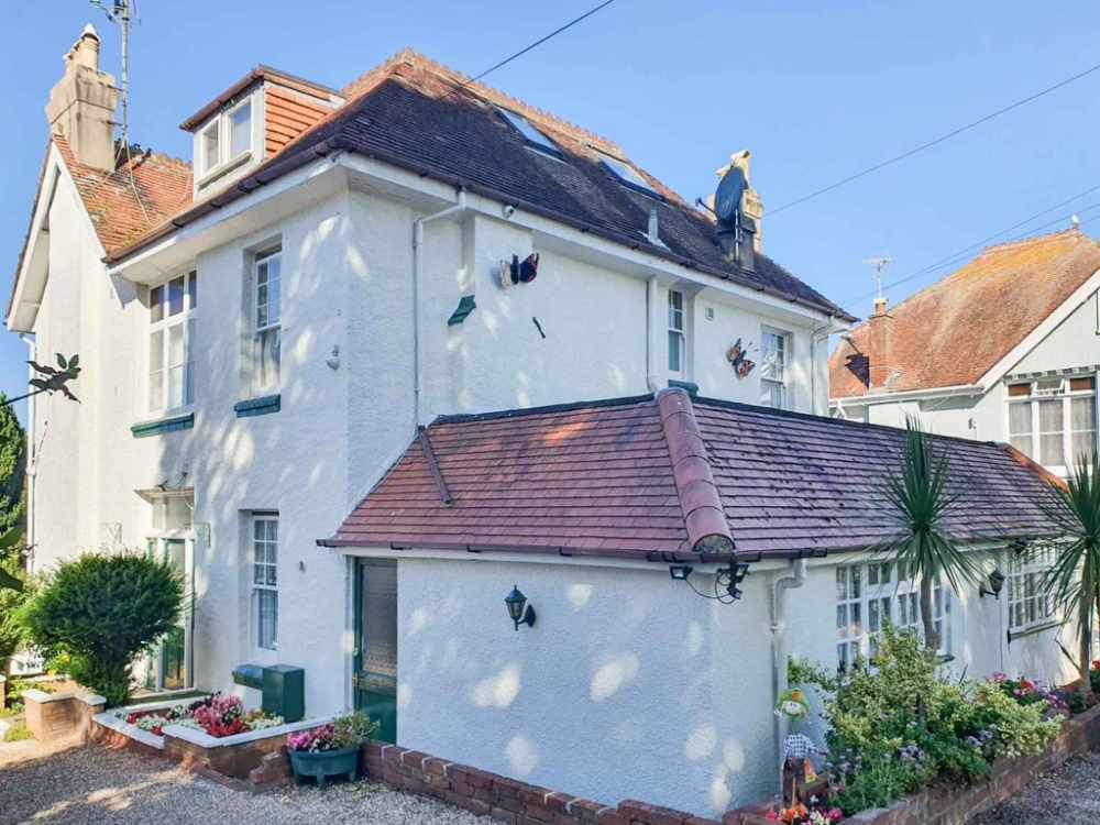 An Attractive Detached Property With 7 Flats, Low-Maintenance Investment