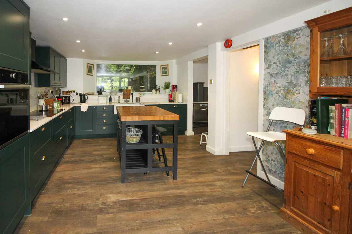 Hotel for sale in Tiverton, Devon - A Stunning 8 bed property, previously operated as a guest house with tea rooms