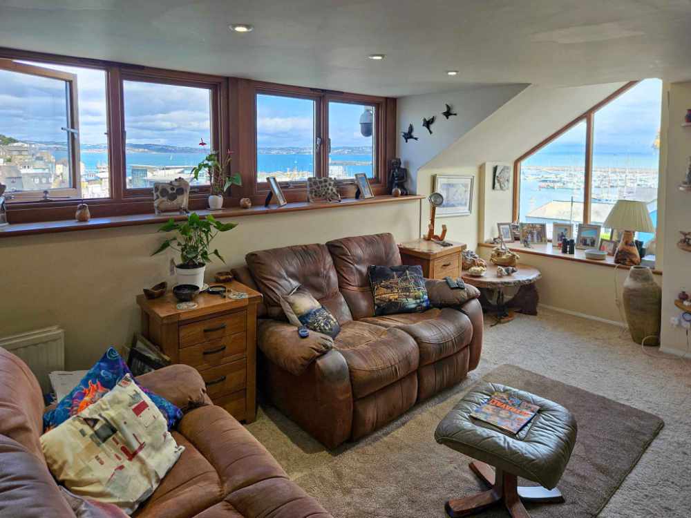 A Beautifully Presented 5-bedroom ‘wow-factor’ guest house with Exceptional Forward Bookings
