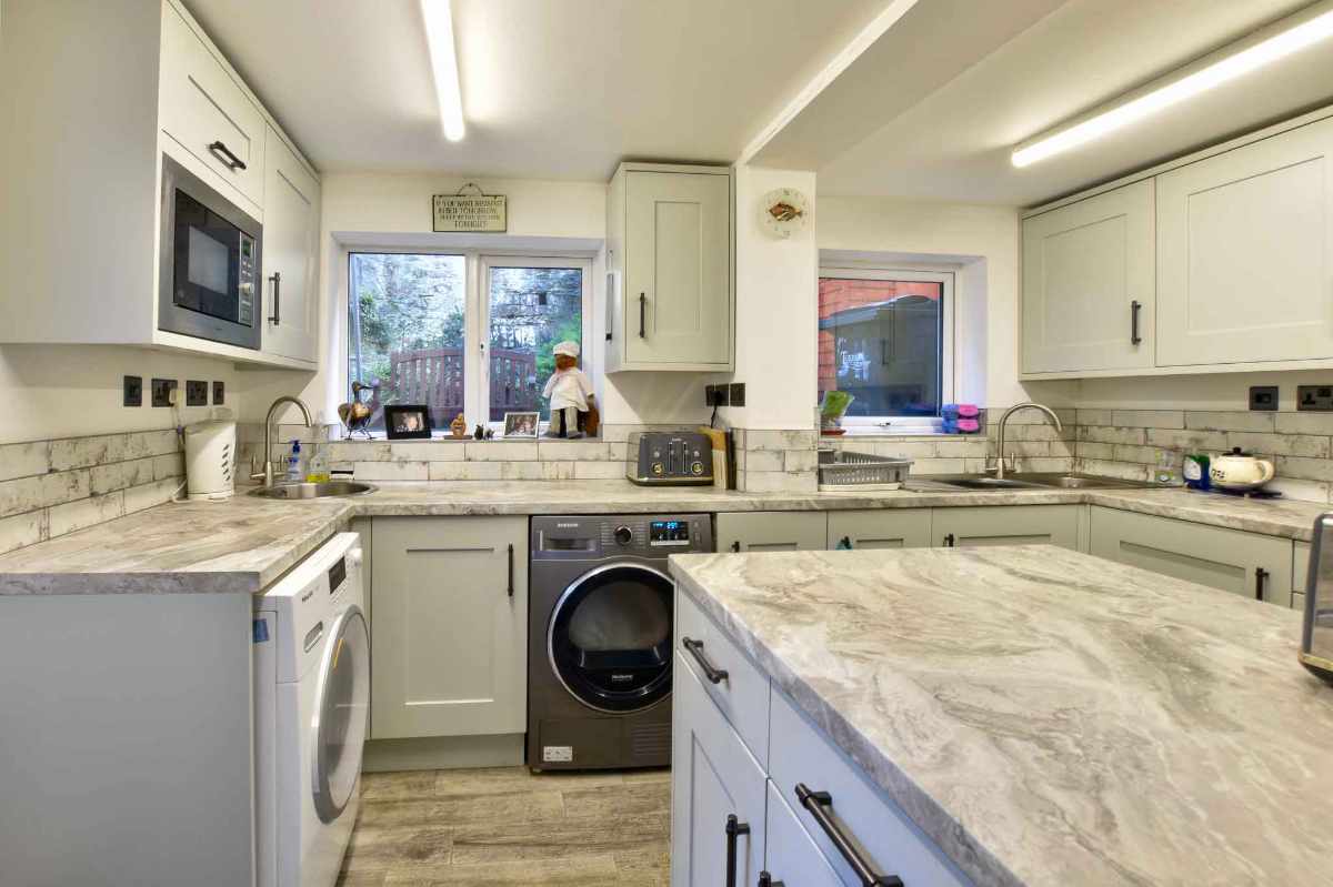 A Beautifully Presented 5-bedroom ‘wow-factor’ guest house with Exceptional Forward Bookings