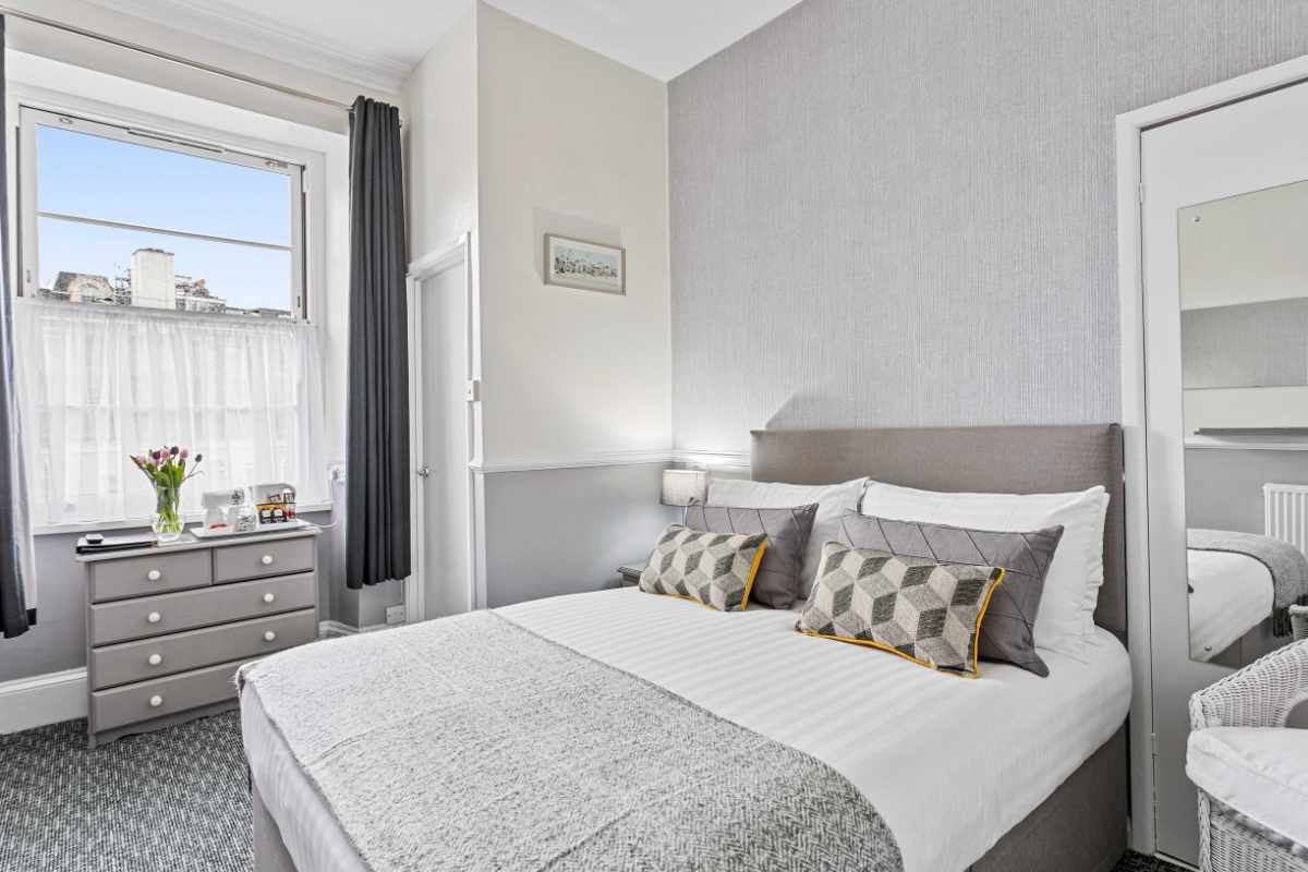 Hotel for sale in Torquay, Devon - STUNNING GUEST HOUSE IN A PERFECT LOCATION