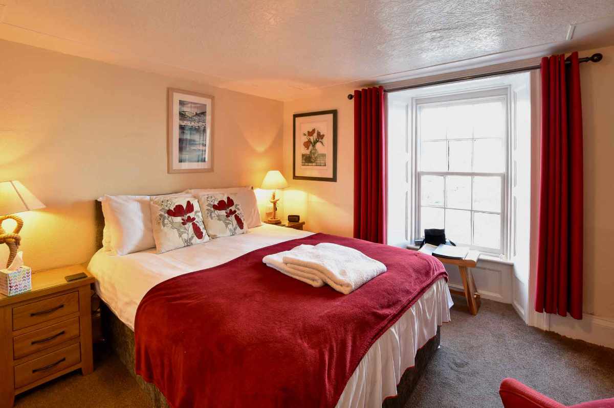 A Beautifully Presented 5-bedroom ‘wow-factor’ guest house with Exceptional Forward Bookings