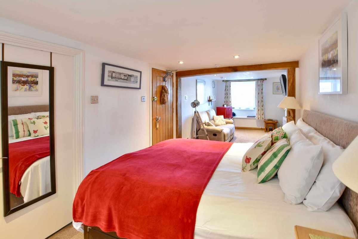 A Beautifully Presented 5-bedroom ‘wow-factor’ guest house with Exceptional Forward Bookings