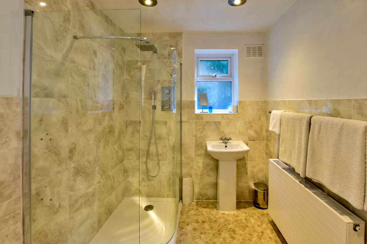 A Beautifully Presented 5-bedroom ‘wow-factor’ guest house with Exceptional Forward Bookings