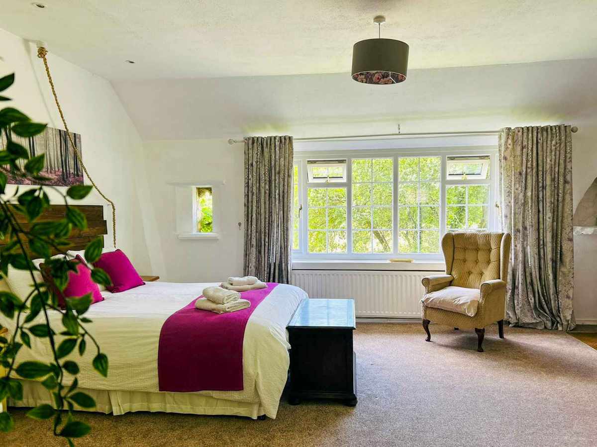 Hotel for sale in Tiverton, Devon - A Stunning 8 bed property, previously operated as a guest house with tea rooms