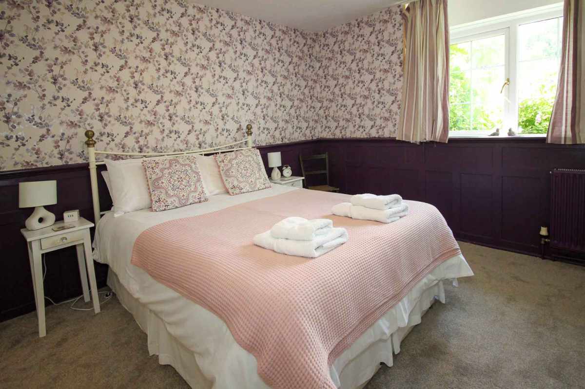 Hotel for sale in Tiverton, Devon - A Stunning 8 bed property, previously operated as a guest house with tea rooms
