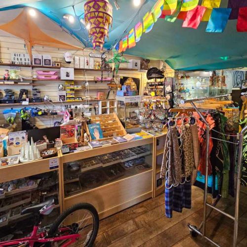 Retail store for sale in Dawlish, Devon - A vacant retail unit in a prime location to Let