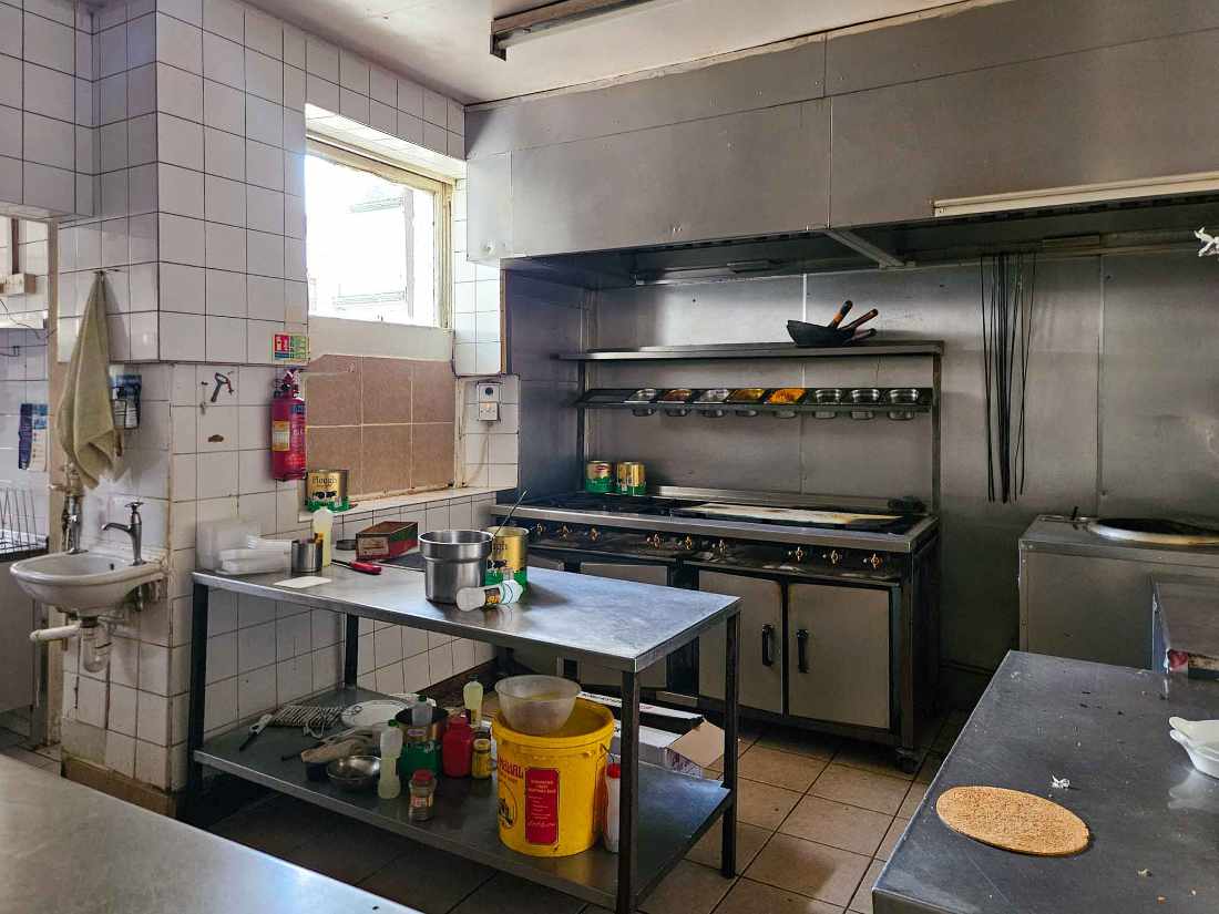 A fantastic corner-positioned restaurant/retail unit To Let