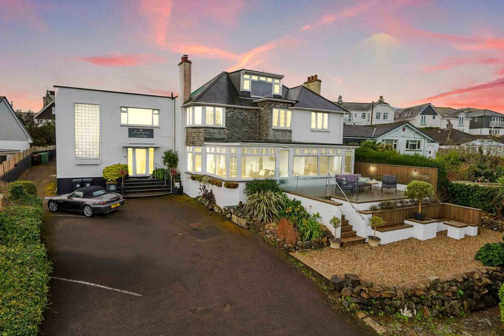 A beautifully presented detached 9-bedroom en-suite guest house