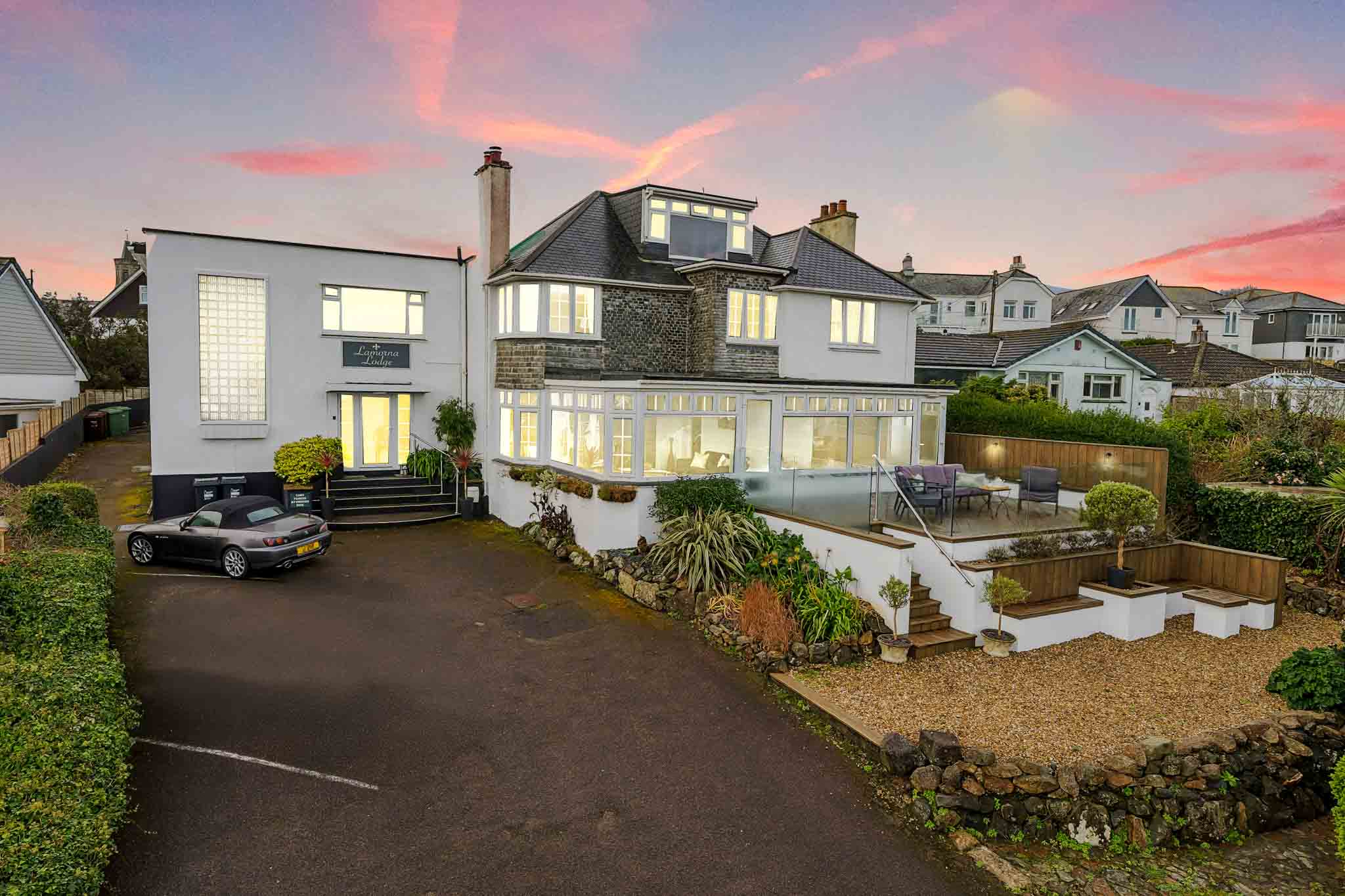 A beautifully presented detached 9-bedroom en-suite guest house