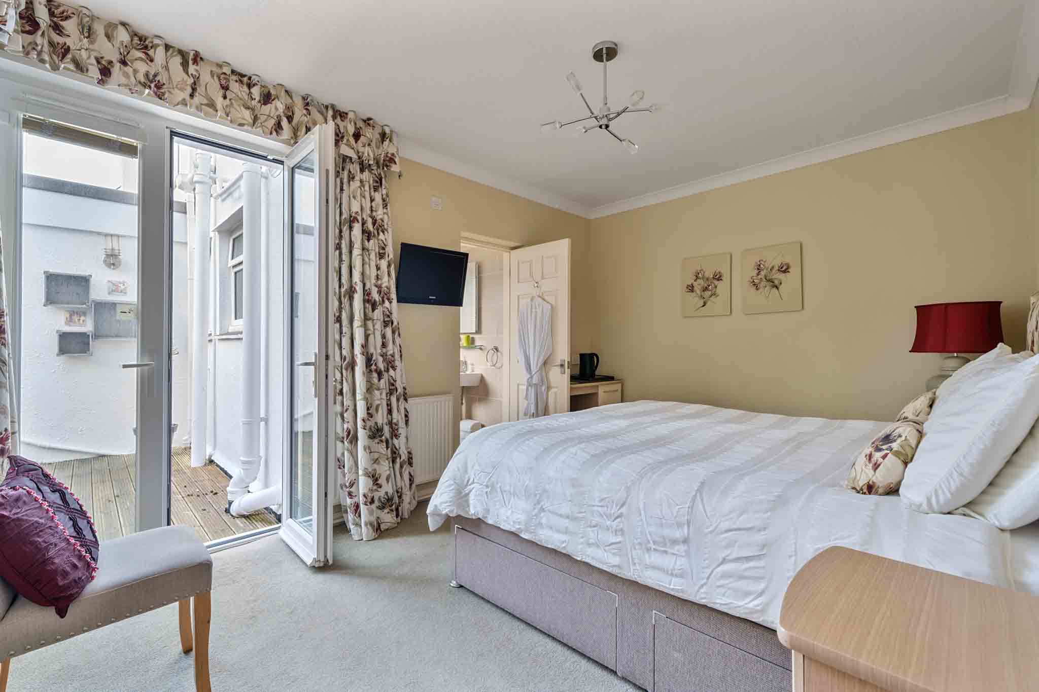 A beautifully presented detached 9-bedroom en-suite guest house