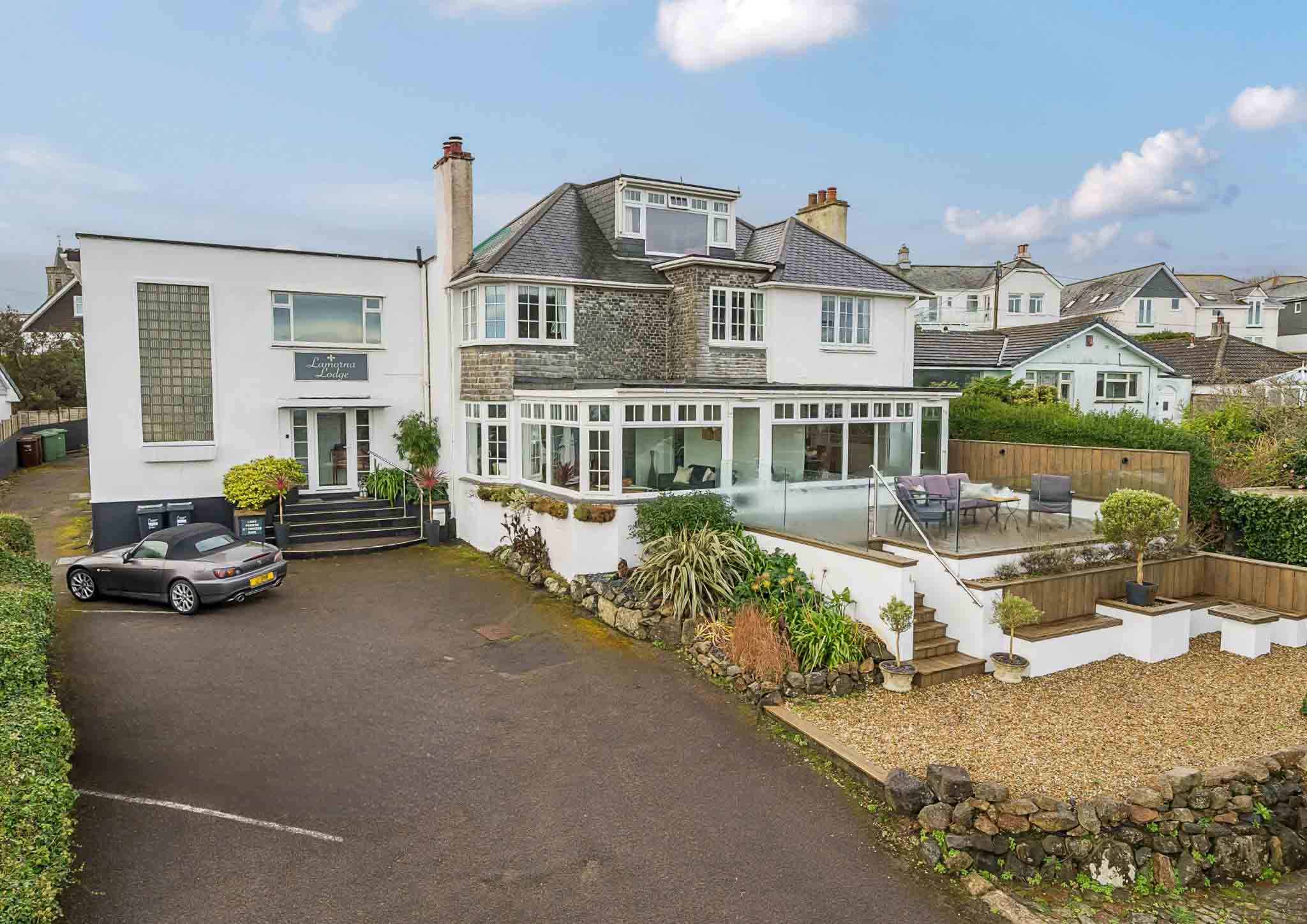 A beautifully presented detached 9-bedroom en-suite guest house