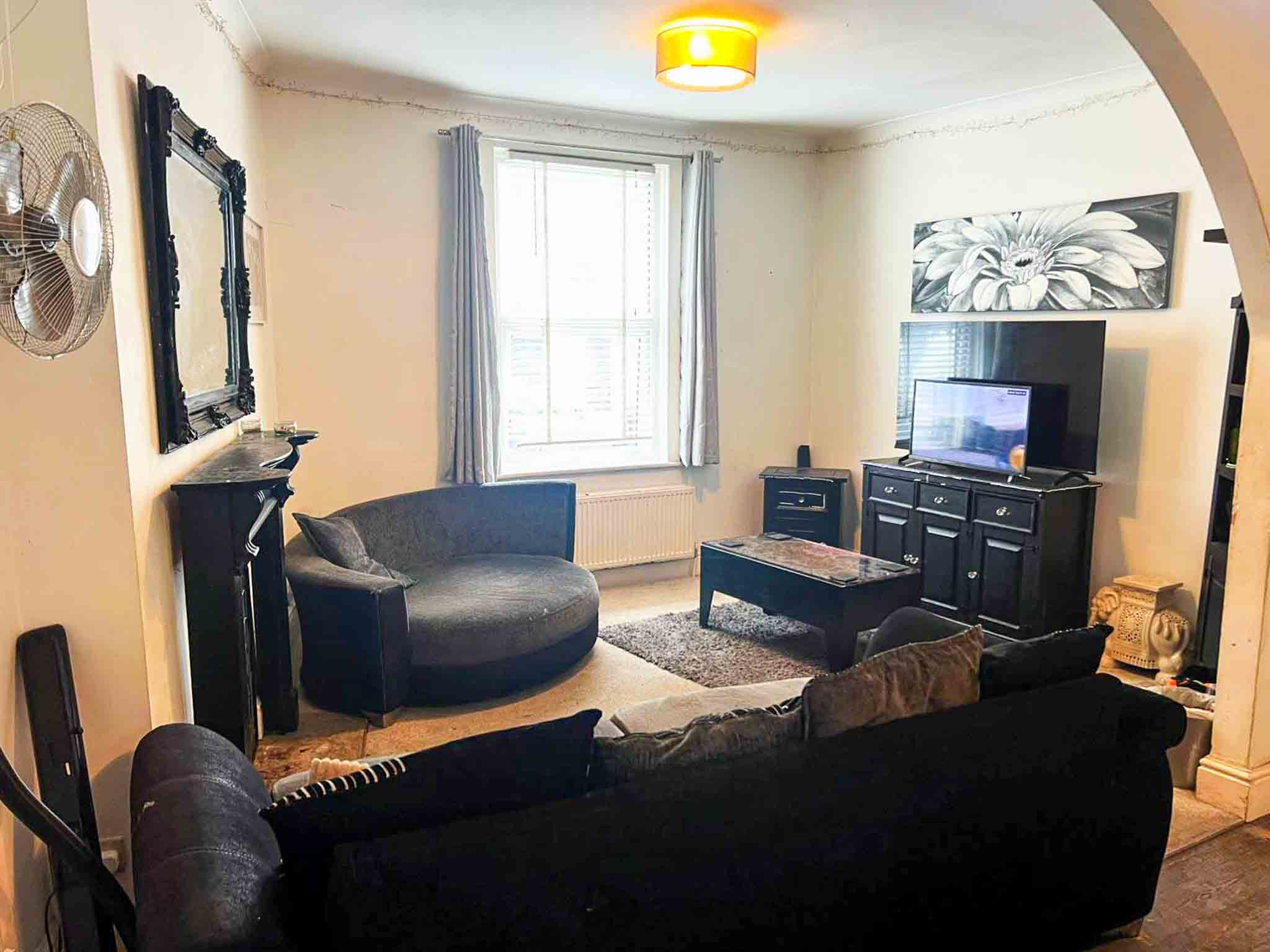 3 bedroom, Mid-Terrace house for sale – Investment