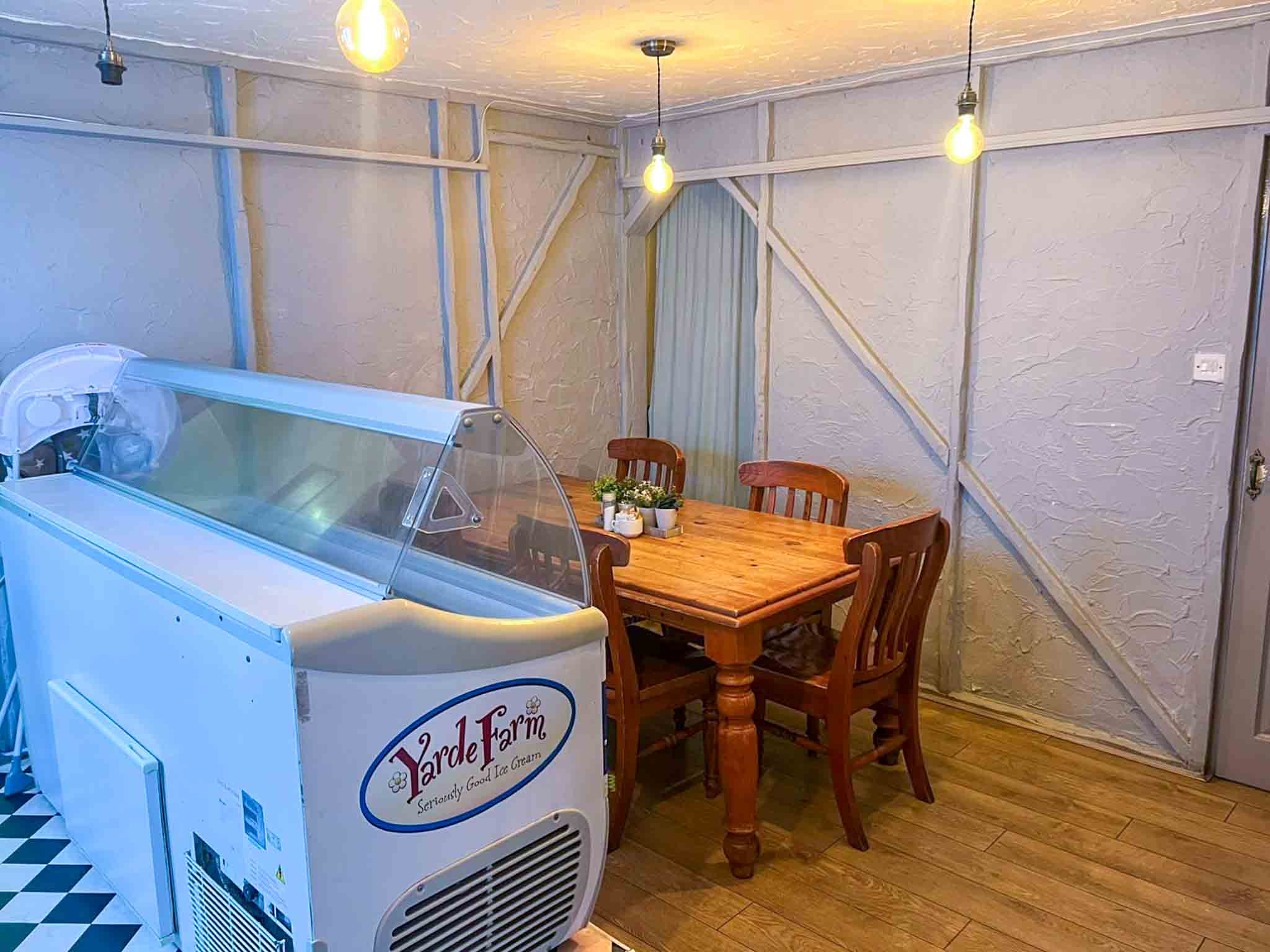 A Successful Cafe with a 2 Bed Apartment Above in St Marychurch