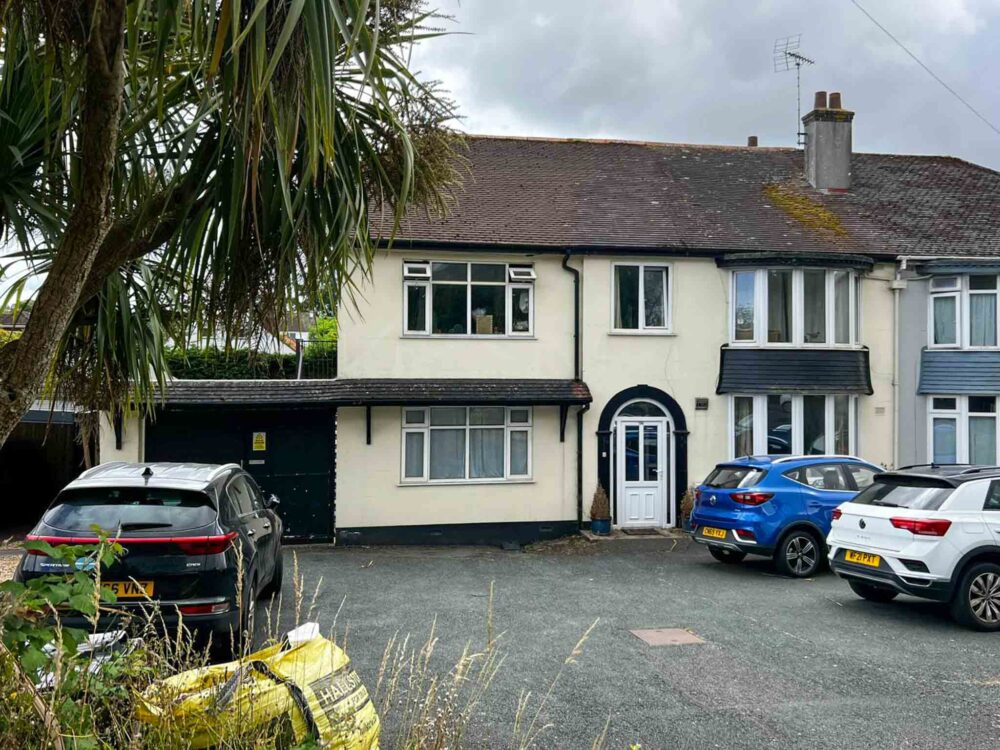 Substantial Family Home with Flats, Bungalow & Income Potential