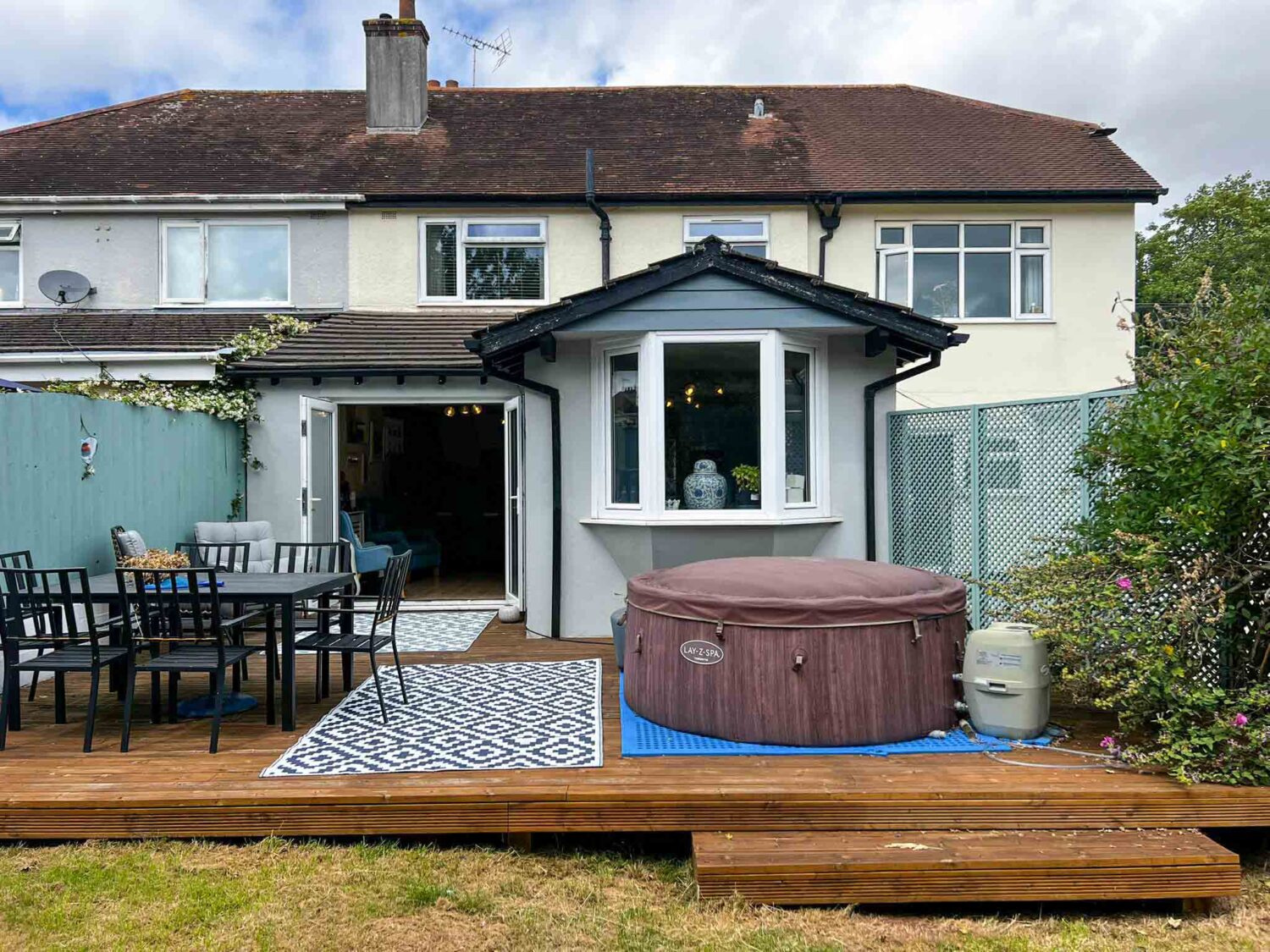 Substantial Family Home with Flats, Bungalow & Income Potential