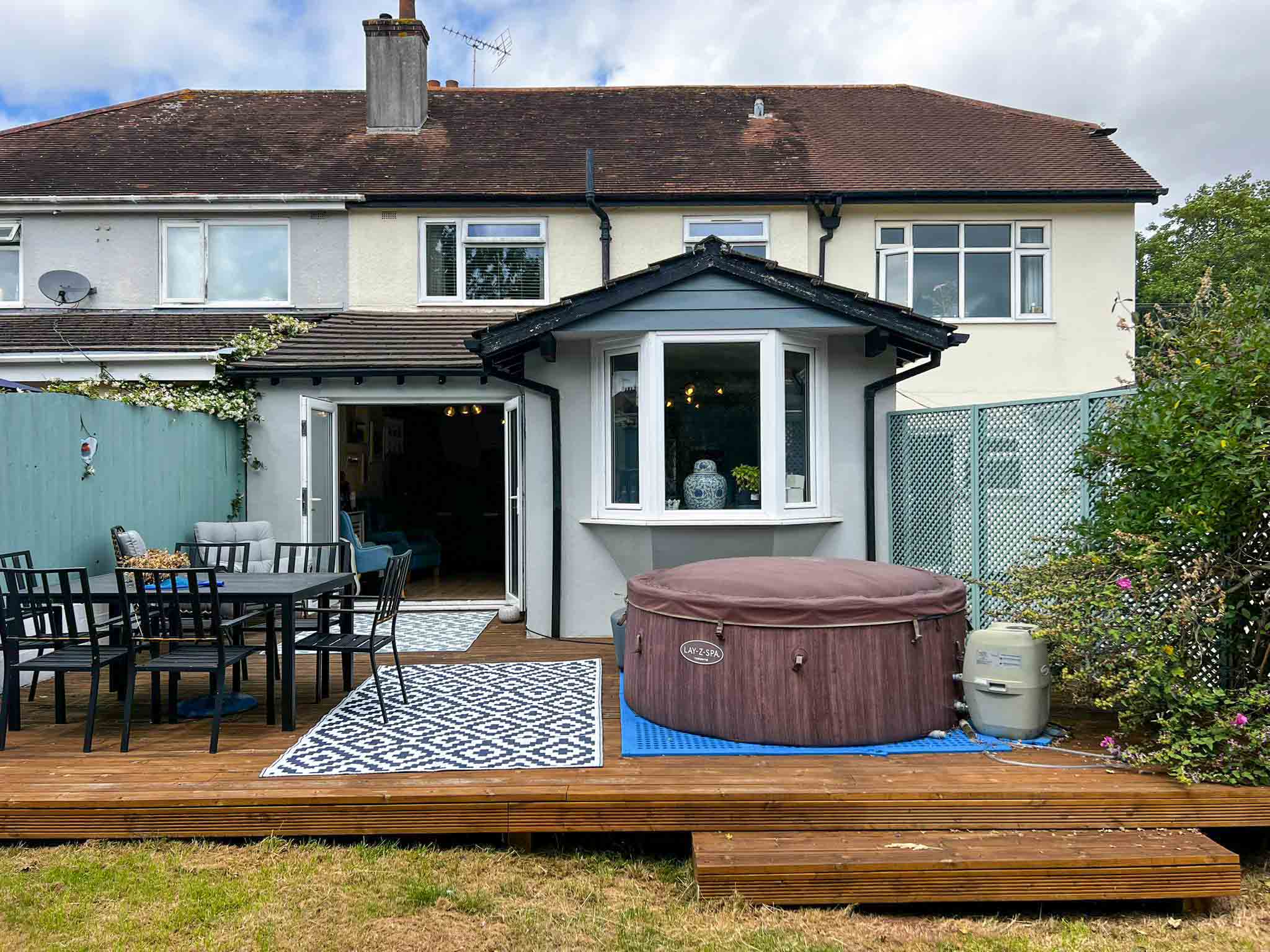 Substantial Family Home with Flats, Bungalow & Income Potential