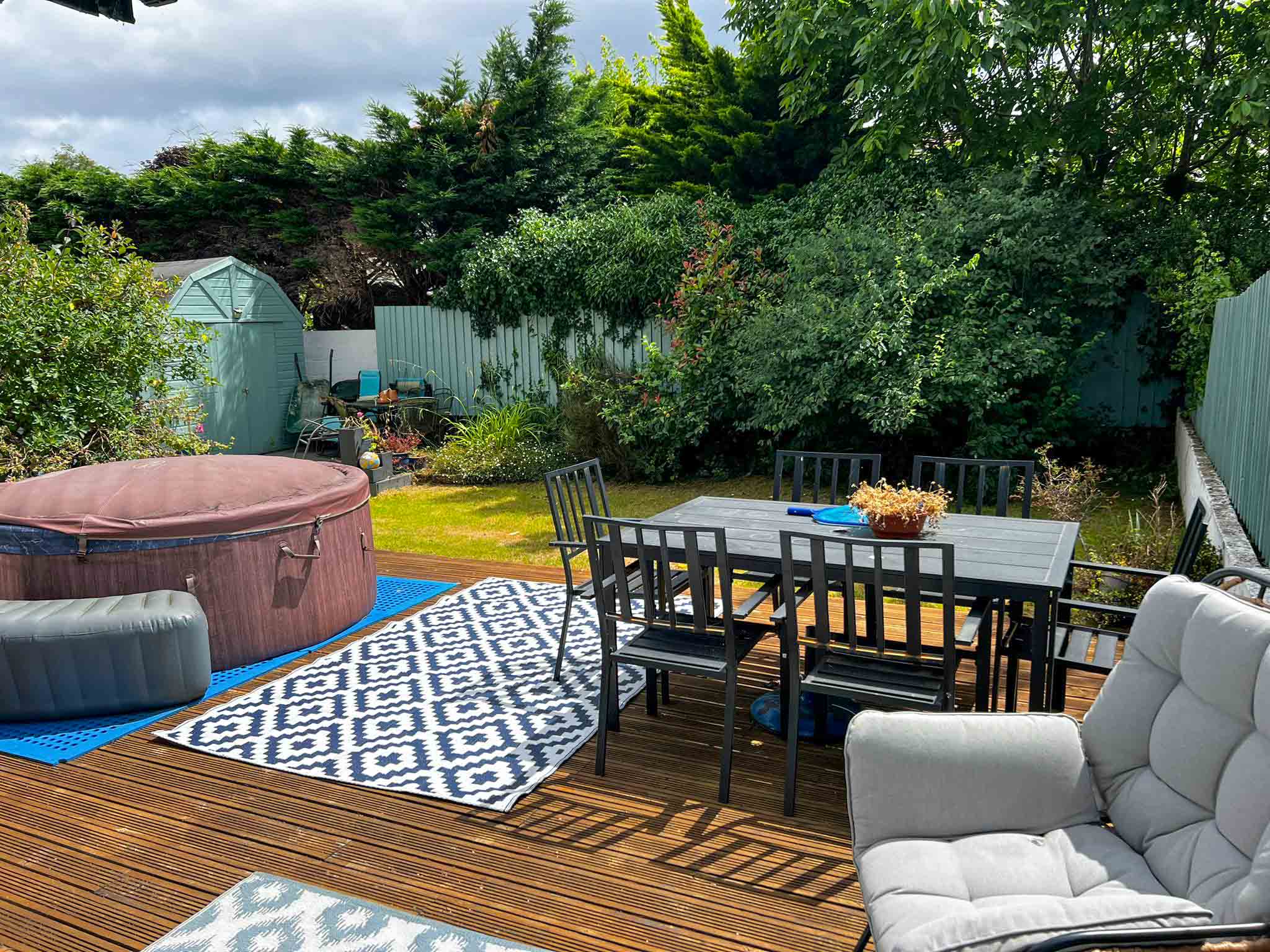 Substantial Family Home with Flats, Bungalow & Income Potential