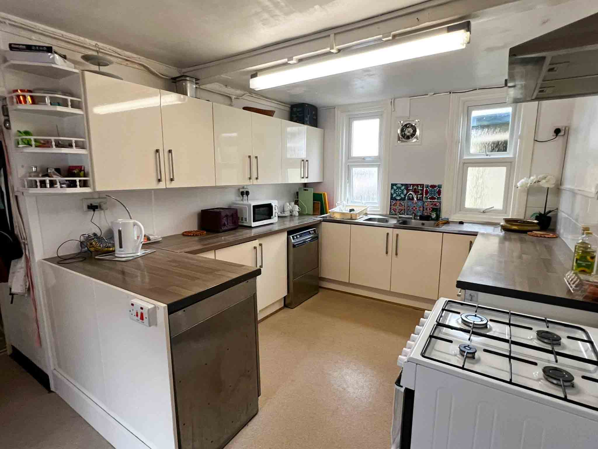 Thriving 9 En-Suite Guest House Near Torquay Marina
