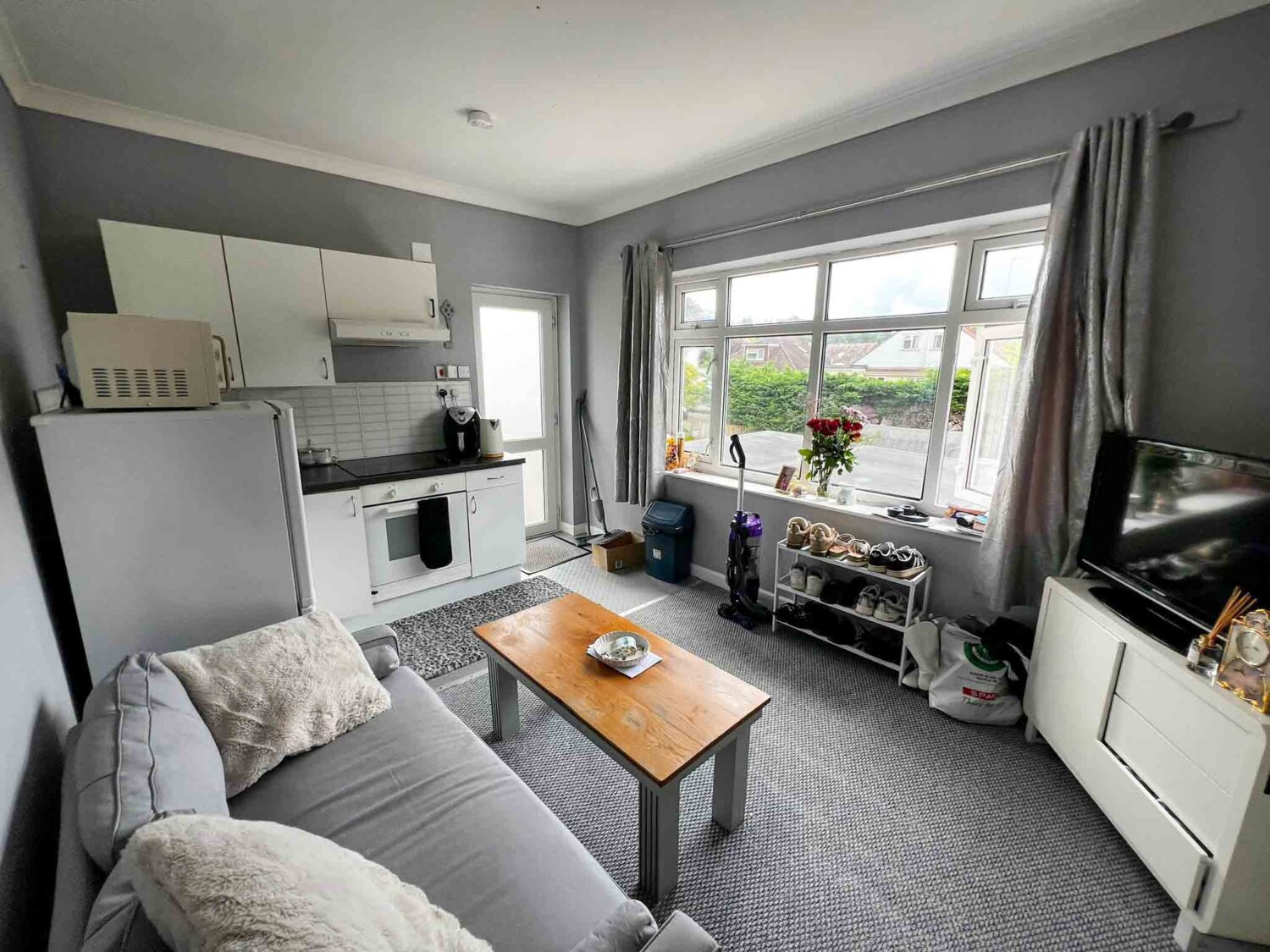 Substantial Family Home with Flats, Bungalow & Income Potential