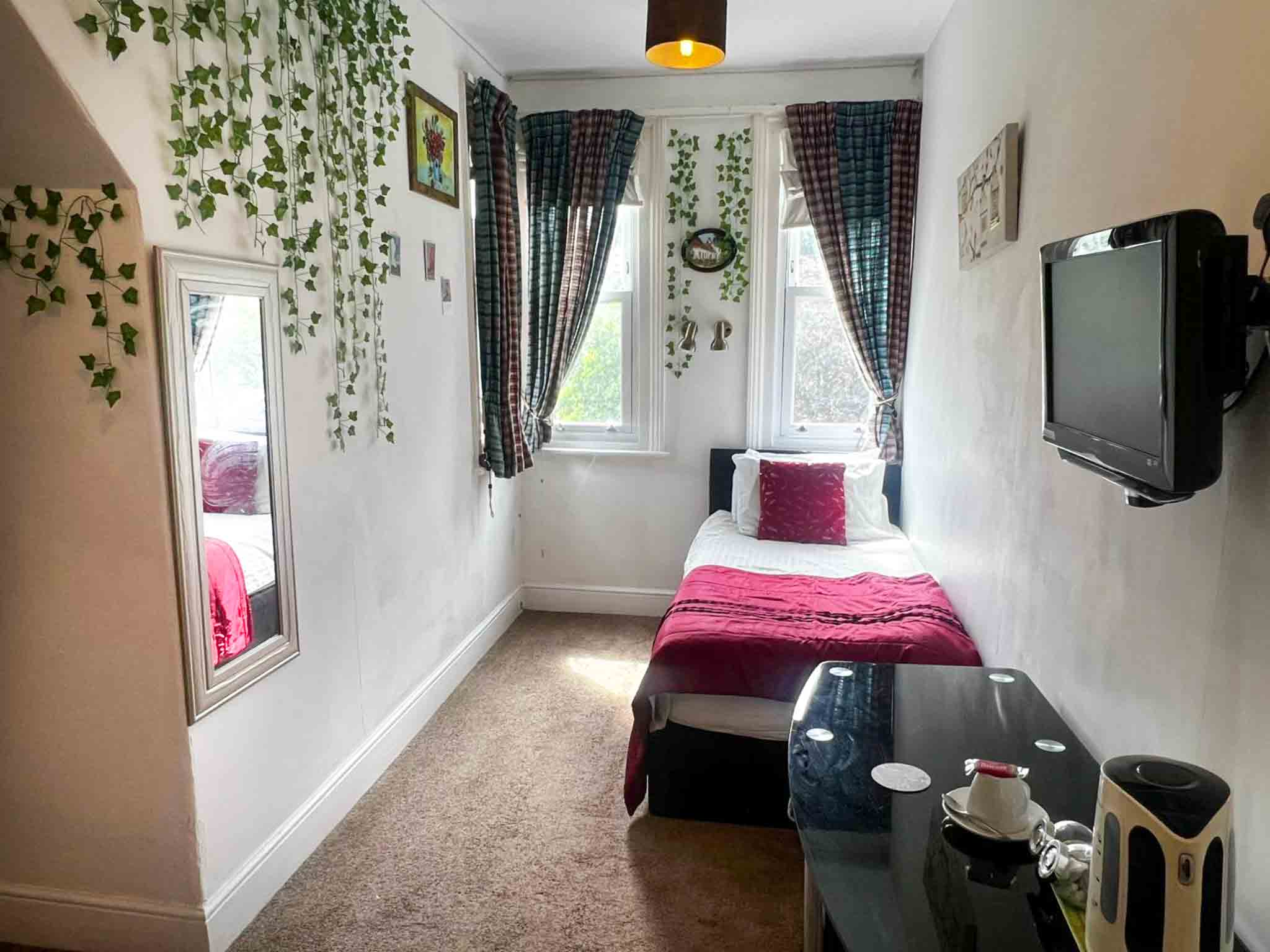 Thriving 9 En-Suite Guest House Near Torquay Marina