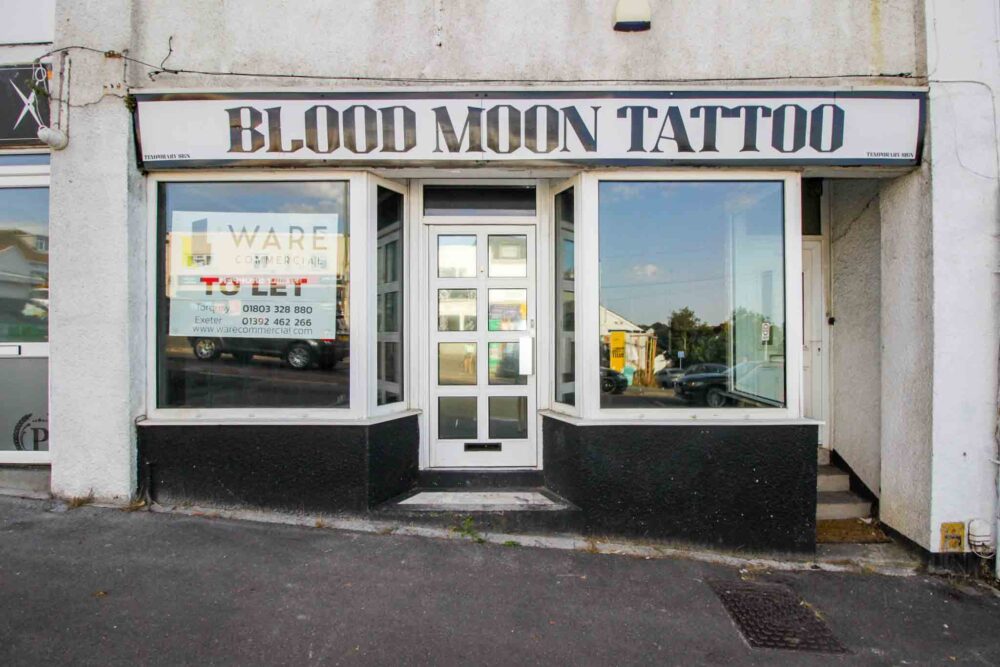 PROMINENT DOUBLE-FRONTED VACANT SHOP – GREAT VISABILITY – To Let