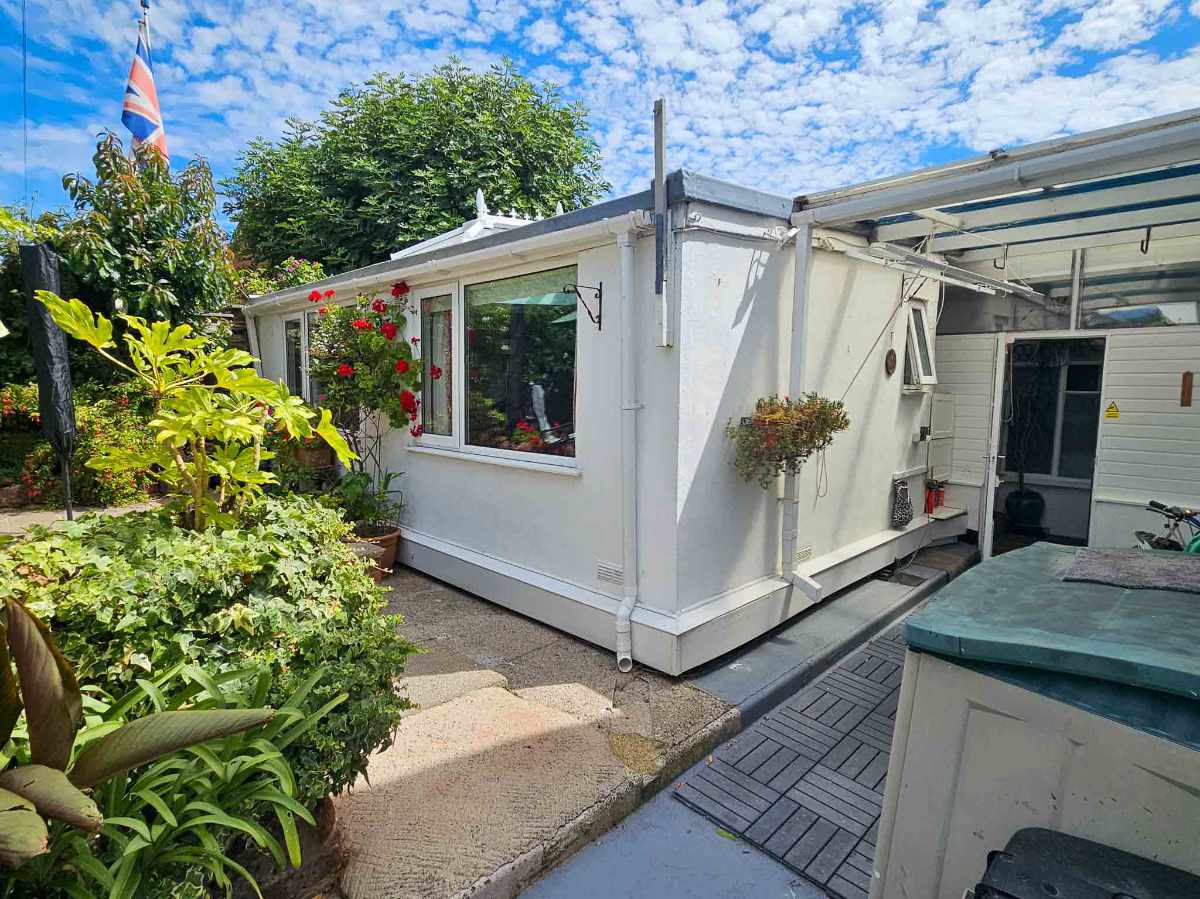 A Beautifully Presented 7 En-Suite Bedroom Guest House