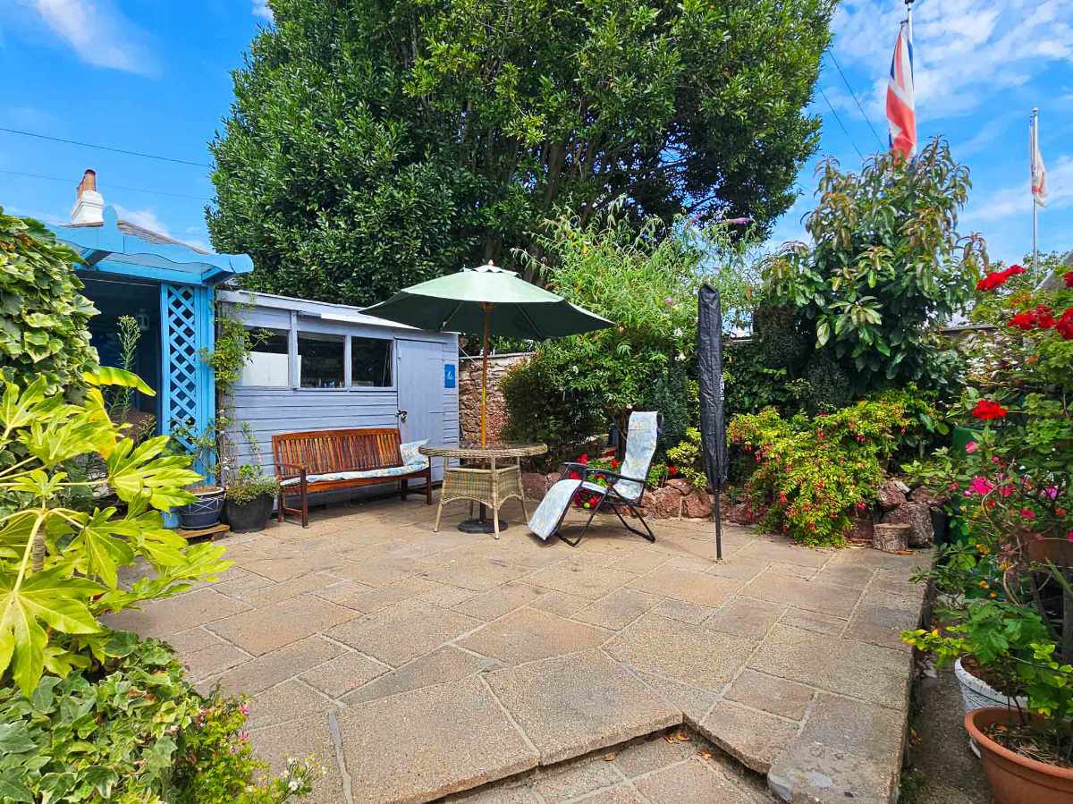 A Beautifully Presented 7 En-Suite Bedroom Guest House